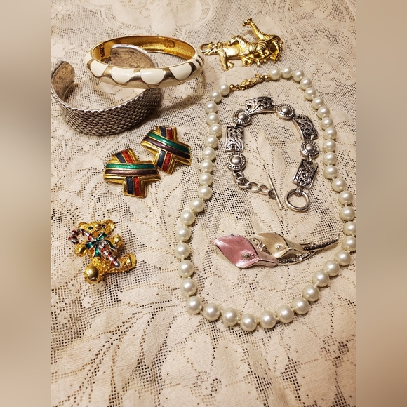 8 pc lot Vintage 90s Gold Premiere Collection Jewelry Brooch Pearl Bracelet y2k - Picture 2 of 11